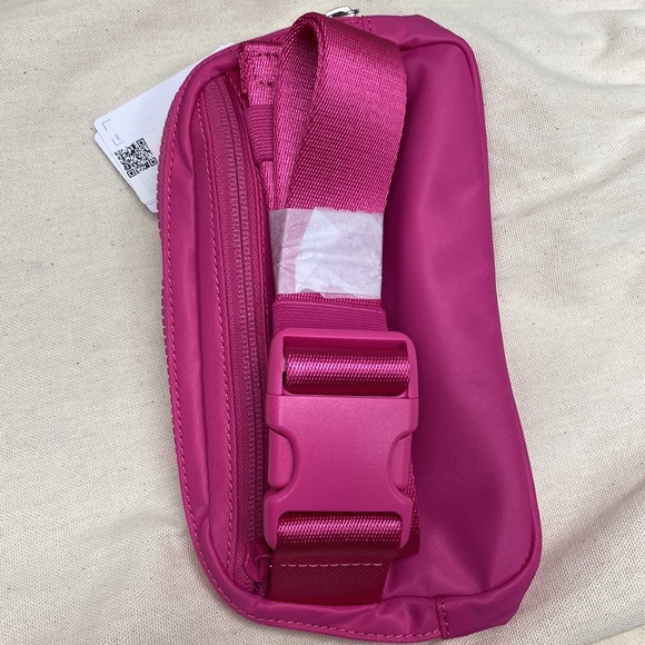 lululemon Everywhere Belt Bag Sonic Pink (Barbie Pink Hot Pink) 1L Brand… - Picture 2 of 5